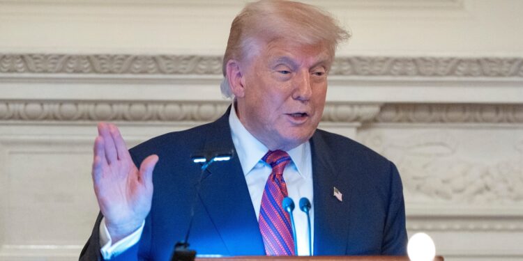 ఓవల్ ఆఫీస్‌లో ట్రంప్–సీఎన్‌ఎన్ జర్నలిస్ట్ మధ్య ఘర్షణ