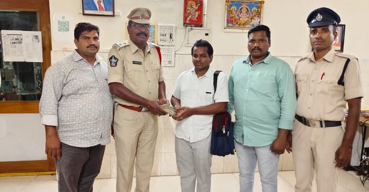 ఉపాధ్యాయుని ఆందోళనకు ముగింపు.. రూ.2 లక్షలు వెతికి ఇచ్చిన పోలీసులు