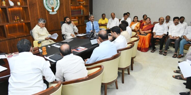 ప్రజల సంక్షేమం, రాష్ట్రాభివృద్ధిపై దృష్టి సారించిన సీఎం చంద్రబాబు అధ్యక్షతన కేబినెట్ భేటీ