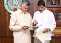 సీఎం చంద్రబాబును కలిసిన ఎమ్మెల్యే ధూలిపాళ్ల నరేంద్ర