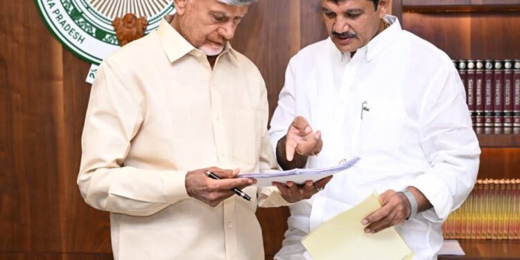 సీఎం చంద్రబాబును కలిసిన ఎమ్మెల్యే ధూలిపాళ్ల నరేంద్ర