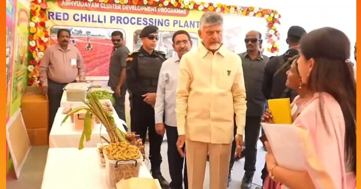 స్వచ్ఛ భారత్ మిషన్ గ్రామీణ్ స్టాళ్లను సందర్శించిన సీఎం