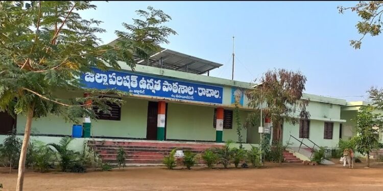 విద్యార్థుల వీపులపై వాతలు.. తల్లిదండ్రుల ఆగ్రహం