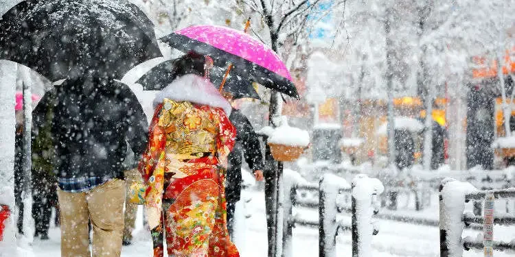 టోక్యోను వణికించిన మంచు.. అయినా పోలింగ్ కేంద్రాలకు పోటెత్తిన ఓటర్లు!