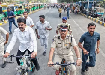 బీఆర్‌టీఎస్ రోడ్డులో డ్రగ్స్‌పై దండయాత్ర | సైకిల్‌, ఆటోలతో అవగాహన ర్యాలీ