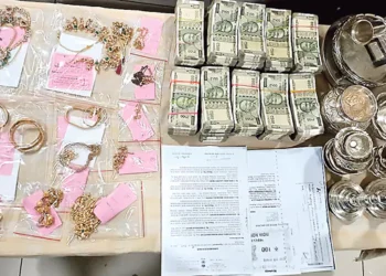 కేజీల కొద్దీ బంగారం, లక్షల నగదు.. రిటైర్డ్ ఎస్ఈ ఇంట్లో బయటపడ్డ సంపద.