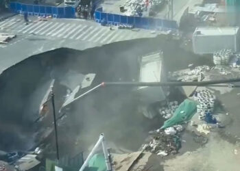 చైనాలో మళ్లీ సింక్‌హోల్‌ ఘటన.. వైరల్‌గా మారిన వీడియో