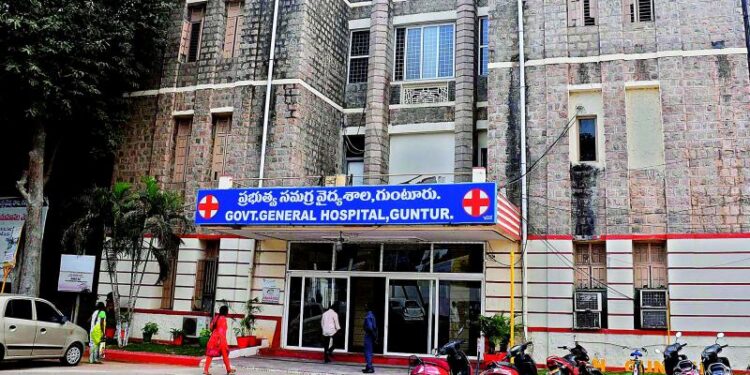 చికిత్స కోసం వచ్చి బాధతో వెళ్తున్న ప్రజలు… గుంటూరు జీజీహెచ్లో వాస్తవ పరిస్థితి
