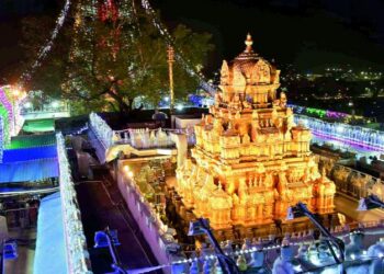 దుర్గమ్మ ఆలయంలో ఉద్యోగులపై బోర్డు మెంబర్ భర్త దౌర్జన్యం