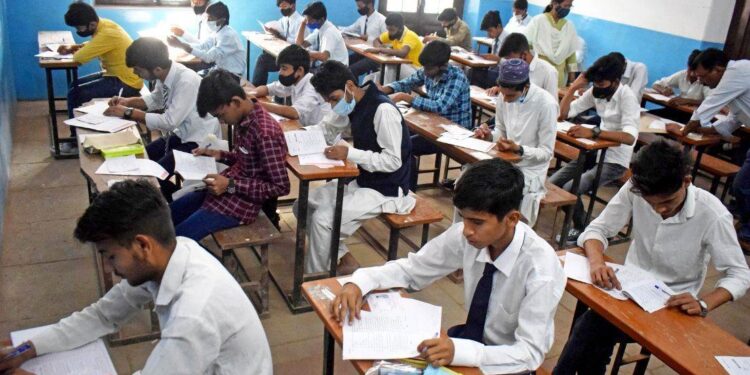 రాష్ట్రవ్యాప్తంగా ప్రారంభమైన ఇంటర్ పరీక్షలు.. నిబంధనల మధ్య ప్రశాంతంగా రాసిన విద్యార్థులు.