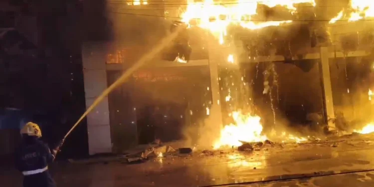 🔥 తెల్లవారుజామున మంటలు.. హైదరాబాద్‌లో కార్ల షోరూమ్ సర్వీస్ సెంటర్‌లో ప్రమాదం