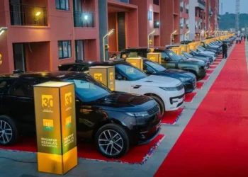 30 ఏళ్ల సేవకు గుర్తింపుగా లగ్జరీ కార్ల బహుమతి