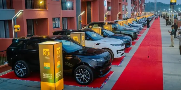 30 ఏళ్ల సేవకు గుర్తింపుగా లగ్జరీ కార్ల బహుమతి