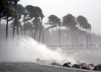 భారీ వర్షం గాలులతో విశాఖ- రోడ్డుపై హోర్డింగులు నేలమట్టం