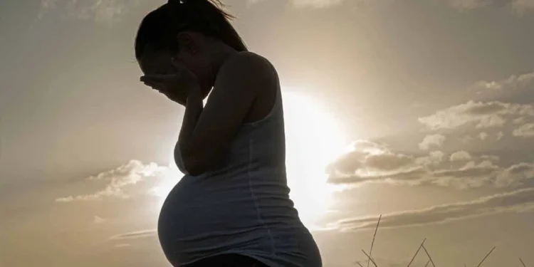 గర్భిణిని ఢీకొట్టిన బైక్.. కడుపులోనే ఏడు నెలల శిశువు మృతి