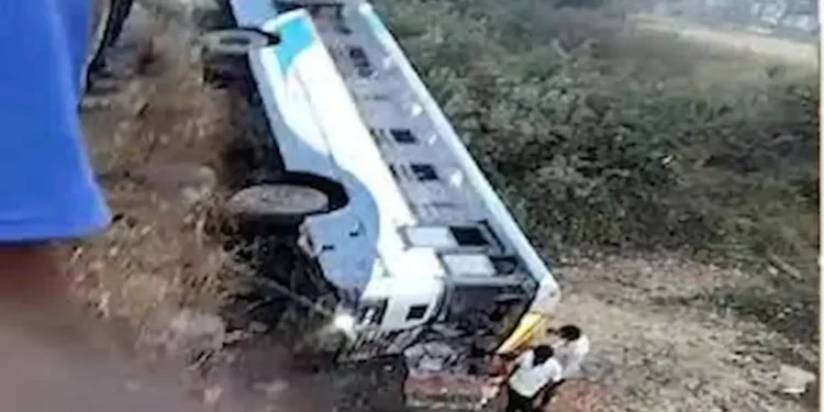 వాగులో పడిన ఆర్టీసీ బస్సు: పలువురికి గాయాలు!!