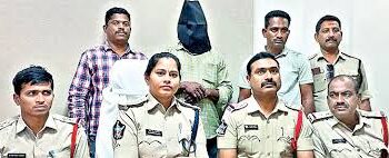 పింఛను ఇప్పిస్తానని నమ్మించి… నగలు కాజేసిన మోసగాడు అరెస్ట్