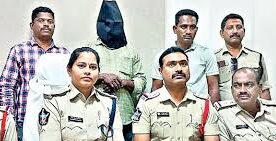 పింఛను ఇప్పిస్తానని నమ్మించి… నగలు కాజేసిన మోసగాడు అరెస్ట్