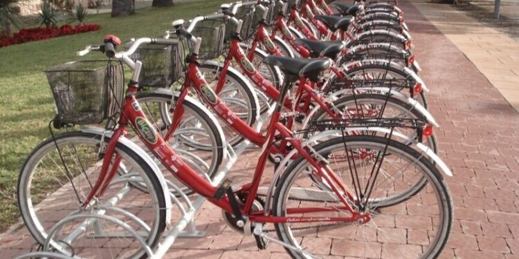 యువగళం జ్ఞాపకంగా విద్యార్థులకు సైకిళ్లు