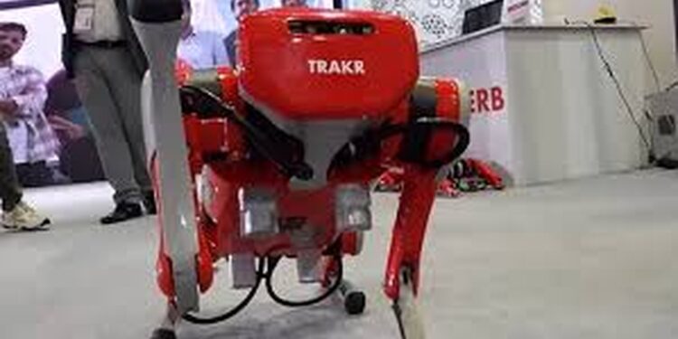 ట్రాకర్ రోబోతో ఏఐ సదస్సు సందడి