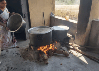 హైదరాబాద్ హాస్టళ్లలో గ్యాస్ సంక్షోభం… కట్టెల పొయ్యిలపై వంటలు