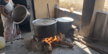 హైదరాబాద్ హాస్టళ్లలో గ్యాస్ సంక్షోభం… కట్టెల పొయ్యిలపై వంటలు