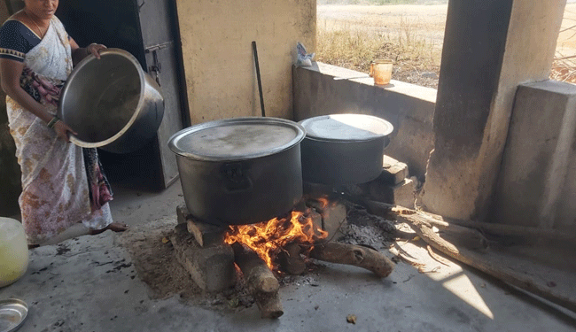 హైదరాబాద్ హాస్టళ్లలో గ్యాస్ సంక్షోభం… కట్టెల పొయ్యిలపై వంటలు