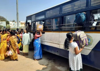 ఆర్టీసీ డ్రైవర్ పట్ల ప్రయాణికుల దురుసు ప్రవర్తన