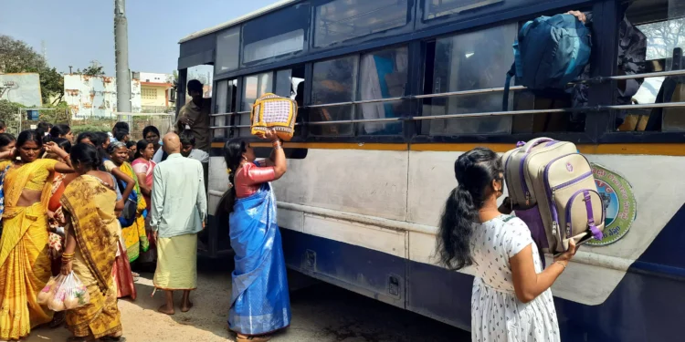 ఆర్టీసీ డ్రైవర్ పట్ల ప్రయాణికుల దురుసు ప్రవర్తన