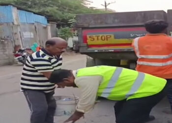 చెత్త వేయొద్దని అధికారుల సాష్టాంగ నమస్కారం.. గ్రేటర్ హైదరాబాద్‌లో వినూత్న నిరసన!