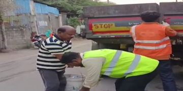 చెత్త వేయొద్దని అధికారుల సాష్టాంగ నమస్కారం.. గ్రేటర్ హైదరాబాద్‌లో వినూత్న నిరసన!