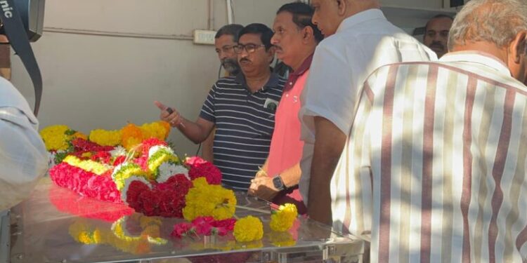 కన్నీటి వీడ్కోలు సీనియర్ జర్నలిస్ట్ పూర్ణచంద్రరావు అంతిమ యాత్ర