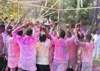 శాంతిభద్రతల మధ్య - ఎస్పీ కార్యాలయంలో రంగుల సంబరాలు 2 శాంతిభద్రతల మధ్య - ఎస్పీ కార్యాలయంలో రంగుల సంబరాలు