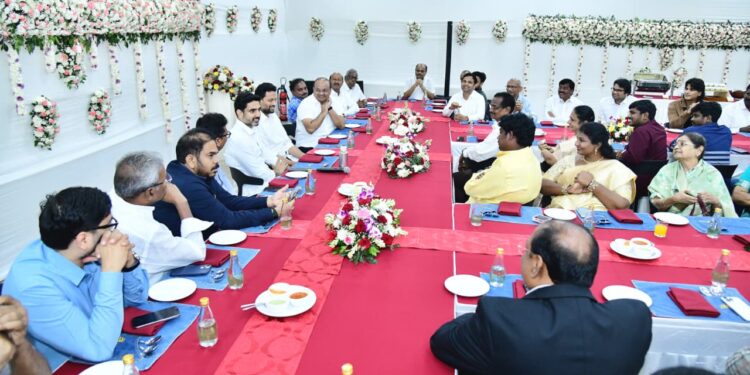 అమరజీవి పొట్టి శ్రీరాములు కుటుంబానికి మంత్రి లోకేష్ ఆత్మీయ విందు