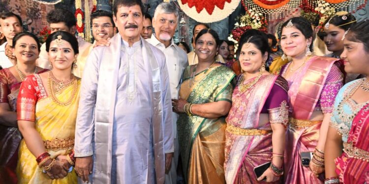 ధూళిపాళ్ల నరేంద్ర కుమార్తె వివాహ వేడుకలో సీఎం చంద్రబాబు నాయుడు హాజరు