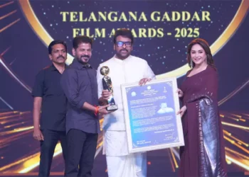 తెలుగు సినిమా లెజెండ్ ఎన్టీఆర్ అవార్డుతో చిరంజీవి కి ఘన సత్కారం!!