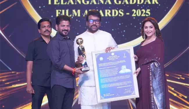 తెలుగు సినిమా లెజెండ్ ఎన్టీఆర్ అవార్డుతో చిరంజీవి కి ఘన సత్కారం!!