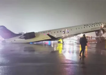 రన్‌వేపై ఘర్షణ: ఎయిర్‌ కెనడా ఎక్స్‌ప్రెస్‌–ఫైర్‌ ట్రక్ ప్రమాదం!!