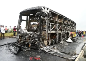 "మార్కాపురం బస్సు ప్రమాదం: అద్దాలు పగలగొట్టి 8 మందిని రక్షించిన వ్యక్తి"