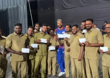 హార్దిక్‌ పాండ్య హ్యూమన్ టచ్‌… స్టాఫ్‌కు రివార్డ్‌