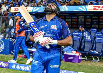 ఫ్యాన్స్ కోసం రోహిత్ మళ్ళీ మైదానంలో జోష్ చూపించారు