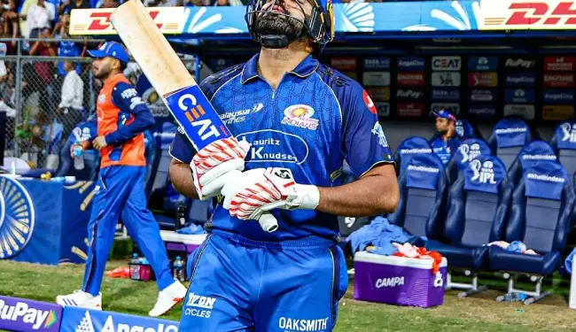 ఫ్యాన్స్ కోసం రోహిత్ మళ్ళీ మైదానంలో జోష్ చూపించారు