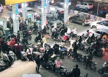 హైదరాబాద్‌లో పెట్రోల్ బంకుల వద్ద భారీ రద్దీ…ఇంధన కొరత లేదు!