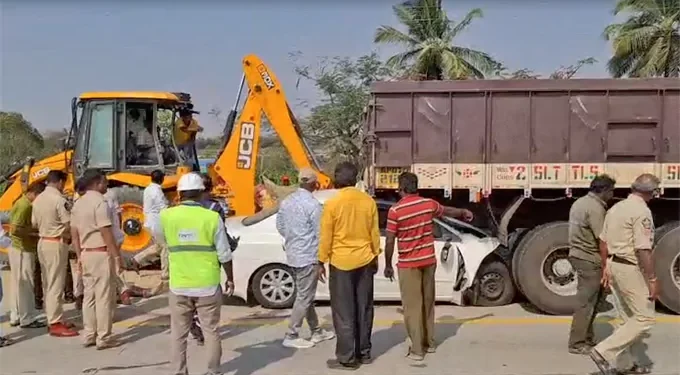 దండపల్లి క్రాస్ వద్ద ఘోర ప్రమాదం.. ఐదుగురి మృతి