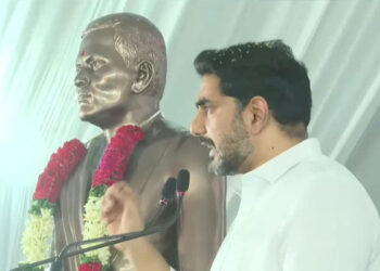 అమరజీవి పొట్టి శ్రీరాములు విగ్రహానికి నివాళులర్పించిన మంత్రి నారా లోకేష్