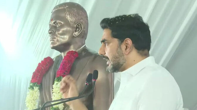 అమరజీవి పొట్టి శ్రీరాములు విగ్రహానికి నివాళులర్పించిన మంత్రి నారా లోకేష్