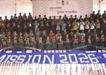 అజ్ఞాతం వీడిన మావోయిస్టులు..బస్తర్‌లో భారీ లొంగుబాటు!