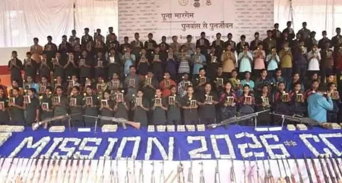 అజ్ఞాతం వీడిన మావోయిస్టులు..బస్తర్‌లో భారీ లొంగుబాటు!