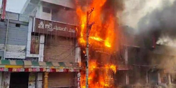 వరంగల్‌ షాపులో అగ్ని ప్రమాదం.. భారీగా ఎగిసిపడిన మంటలు