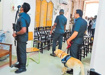 ఏపీలో బాంబు కలకలం: మచిలీపట్నం కోర్టు, విశాఖ ఆర్టీవో ఆఫీసులకు బెదిరింపు మెయిల్స్!